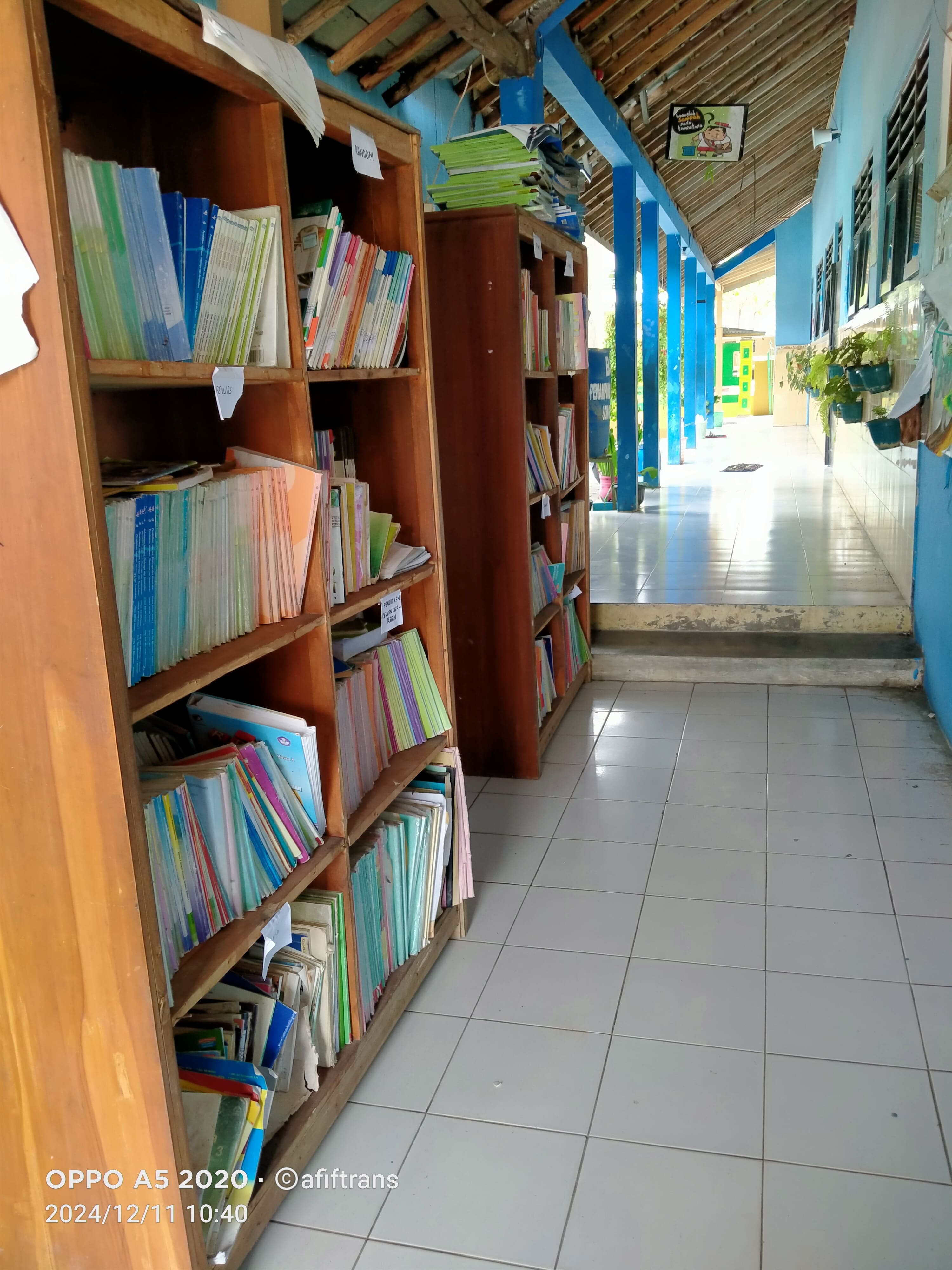 Pojok baca yang berada di teras dengan koleksi buku yang lengkap